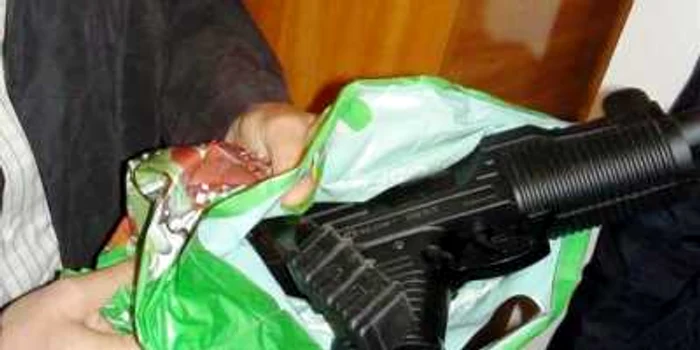 Arma de foc a fost confiscată de poliţişti