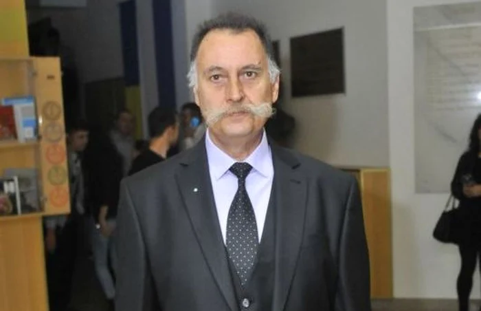 Valentin Zichil, unul dintre profesorii găsiţi vinovaţi de furt intelectual FOTO Deşteptarea de Bacău