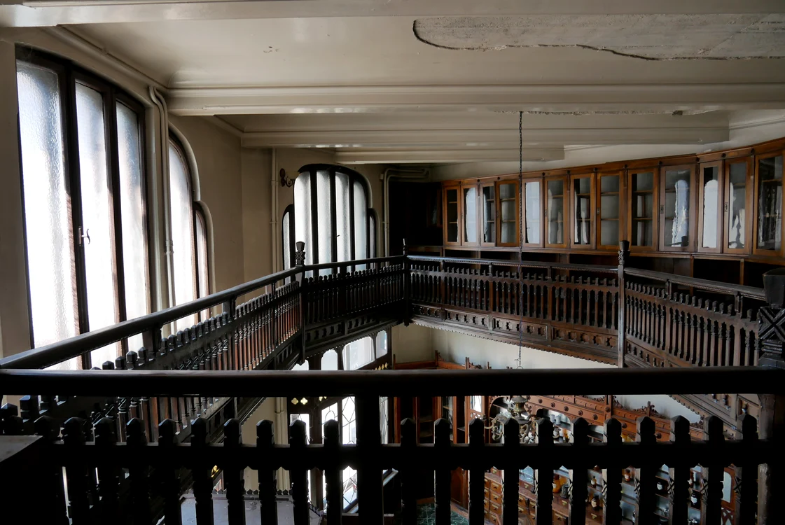 Balcon interior de la mezanin, de unde farmacistul șef supraveghea activitatea. FOTO: N. Nemeș