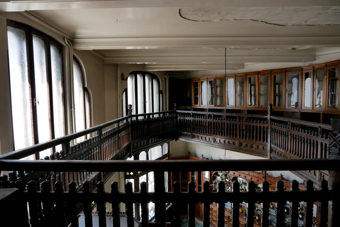 Balcon interior de la mezanin, de unde farmacistul șef supraveghea activitatea. FOTO: N. Nemeș