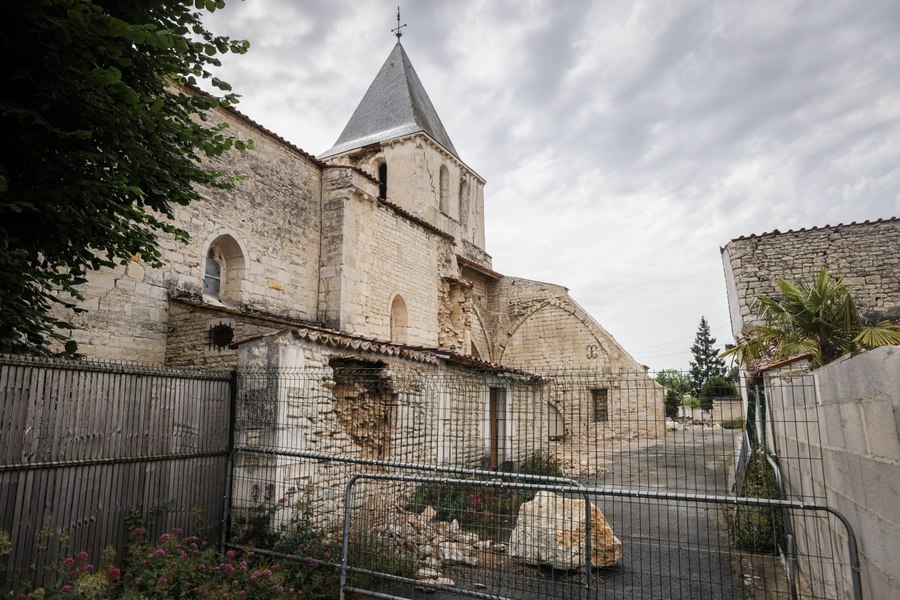 Case, școli și biserici, avariate după cutermurul rar întâlnit din Franța