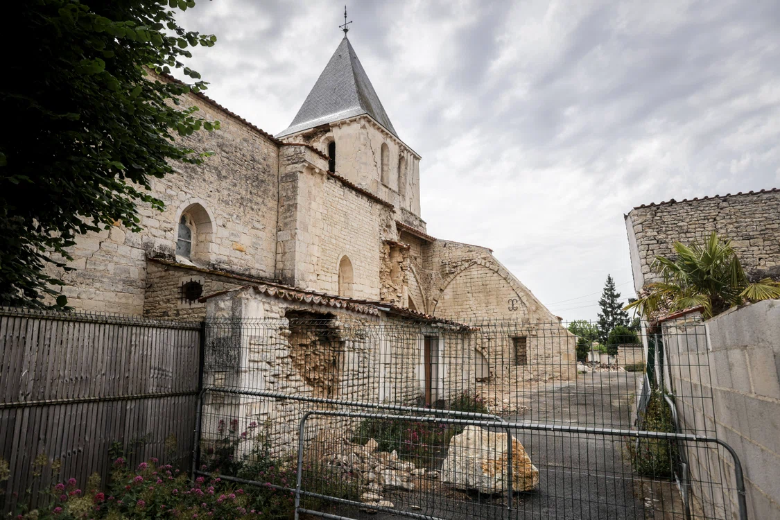 Biserică afectată după cutremurul din Franța  FOTO AFP