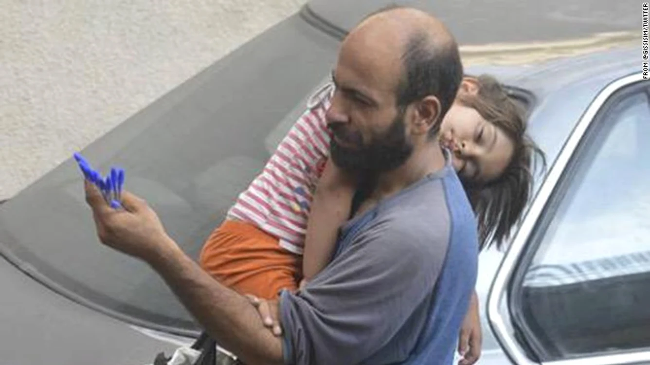 Abdul a fost fotografiat în timp ce vindea pixuri pe străzile din Beirut, cu fetiţa de patru ani în braţeFoto: Twitter