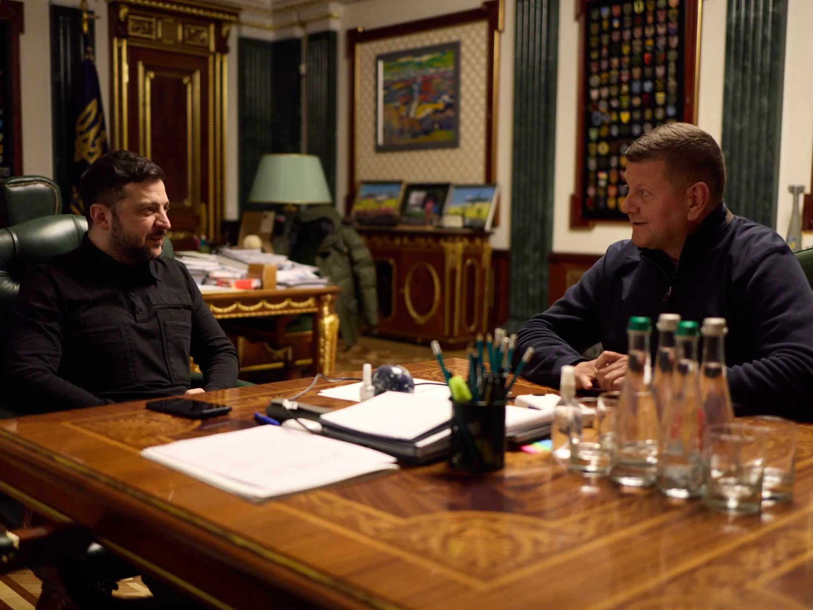 Vizită surpriză la Kiev. Valerii Zalujnîi, fostul șef al armatei ucrainene, s-a întâlnit cu Zelenski