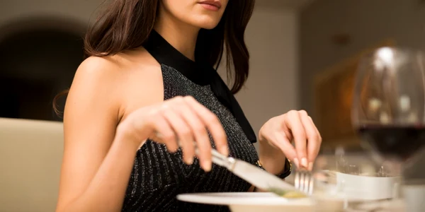 bune maniere femeie restaurant tacamuri foto shutterstock