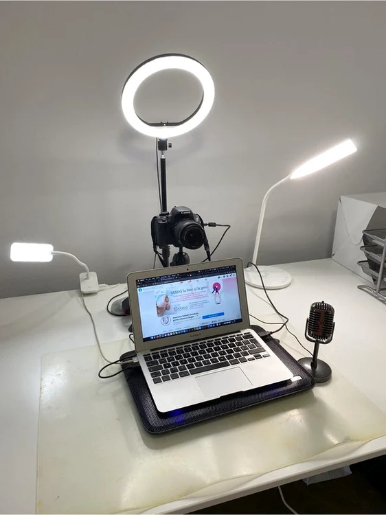 Studioul de acasă al jurnalistei Eli Roman