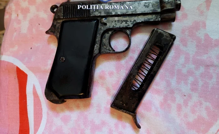 Pistol găsit în canapeaua unui deținut FOTO : Poliția Galați