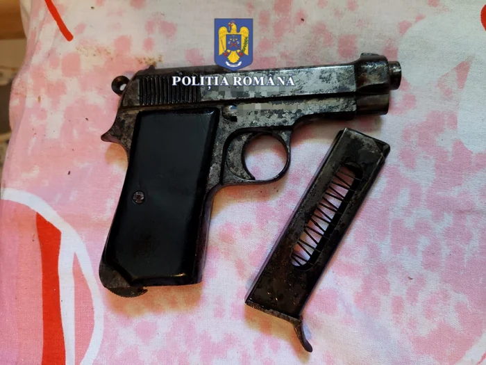 Polițiștii au găsit la percheziții un pistol și muniție FOTO: Poliția Română