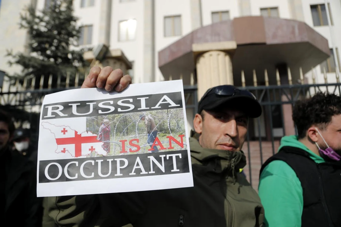 Activist georgian în faţa Ambasadei Elveţiei la Tbilisi, care reprezintă interesele Rusiei în Georgia FOTO EPA-EFE