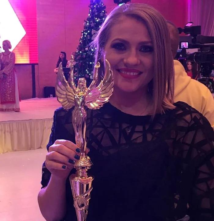 Mirela a fost invitată pe scenă să-şi ridice premiulFoto: arhivă personală