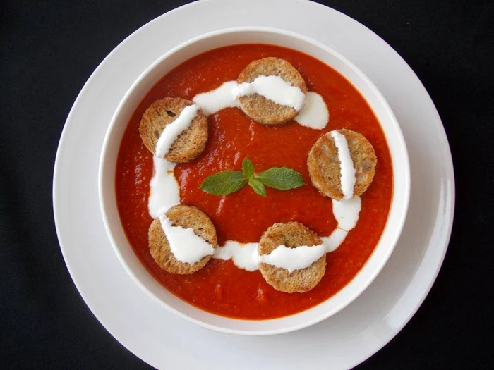 
    Supă cremă de roşii cu mentă  