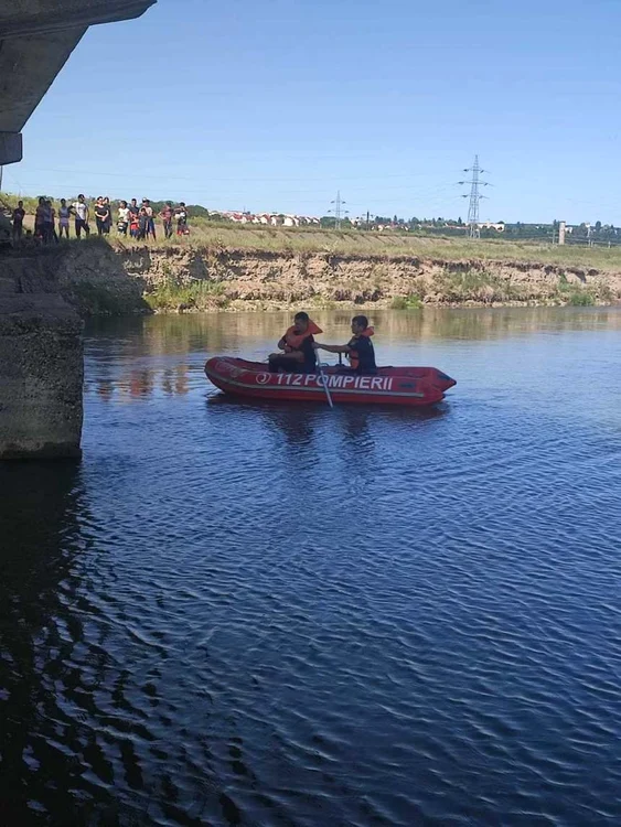 Pompierii l-au căutat mai multe ore pe bărbatul dispărut în apele Bistriţei FOTO ISU Vaslui