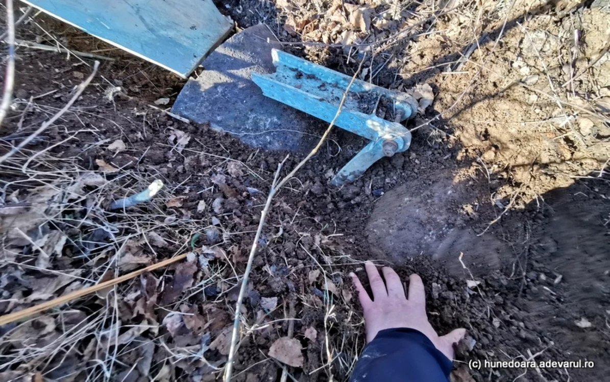 Rămăşiţele unei rachete au fost găsite îngropate în pământ Foto ADEVĂRUL