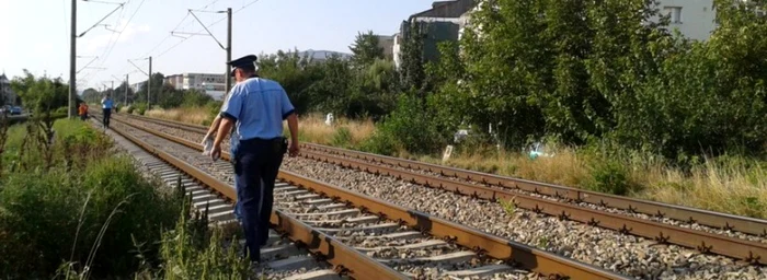 O femeie cu fiul ei de aproximativ şapte ani în braţe s-a aruncat în faţa unui tren. FOTO Arhivă Adevărul