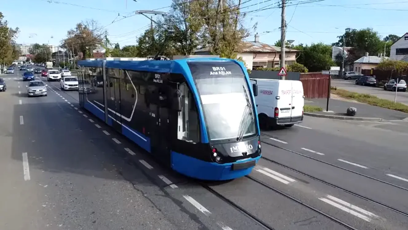 Unul din cele două tramvaie noi care circulă în Brăila FOTO captură video Marian Dragomir