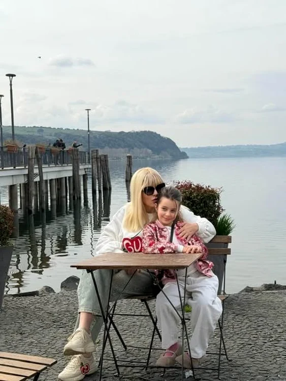 Elena Udrea, vacanță împreună cu Eva - Foto: Facebook 