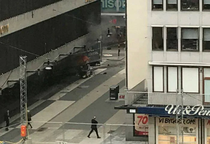 Așa arată perimetrul de pe străzile din Stockholm unde șoferul unui camion a intrat cu mașina în mulțimea din fața unui Mall