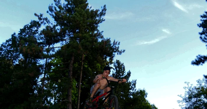 Tineri care practică sporturi extreme în Herăstrău FOTO Arhivă Personală