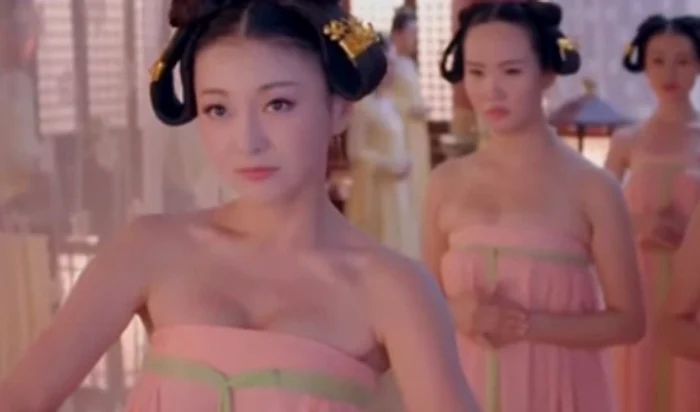 În China, tăierile de cadre se aplică şi în cazul scenelor de nuditateFoto: Captură YouTube