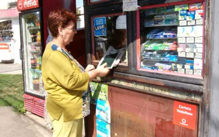 Ploieşti: Înghesuială pentru ziarul şi cărţile din colecţia “Adevărul”