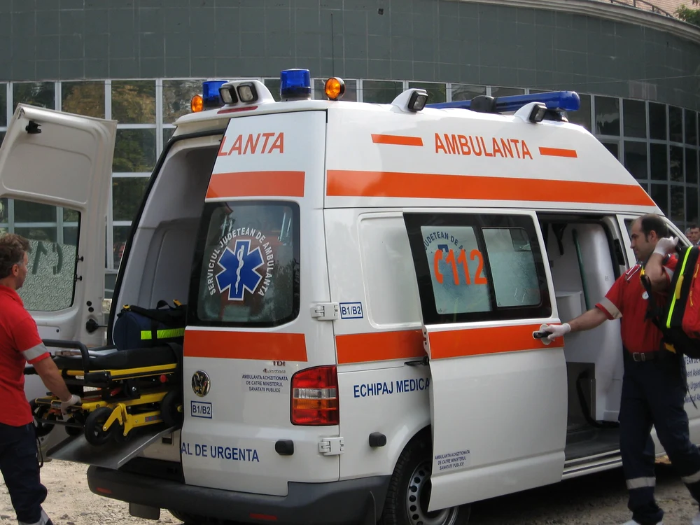 
    Mai multe ambulanţe au ajuns la faţa locului  