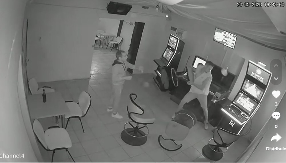 A distrus aparatele de jocurile de noroc dintr-un sat de lângă Timișoara. Grozăvia a fost filmată VIDEO 
