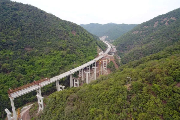 Podul care nu duce nicăieri: gigantul de beton abandonat care a devenit atracție pentru turiștii în căutare de adrenalină