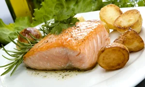 peste somon cartofi rozmarin dieta alimente shutterstock 3373477 jpeg