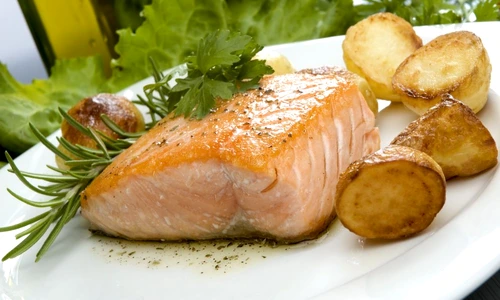 peste somon cartofi rozmarin dieta alimente shutterstock 3373477 jpeg