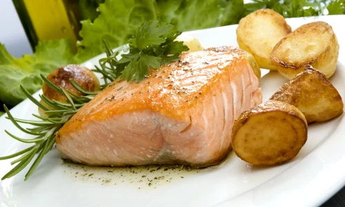 peste somon cartofi rozmarin dieta alimente shutterstock 3373477 jpeg