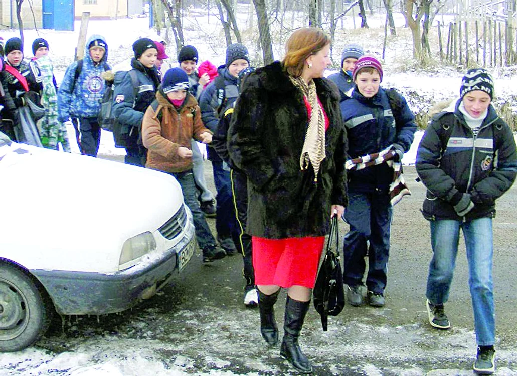 Inspectorul şcolar general  Florina  Stoian i-a luat pe copii din congelatorul  în care învăţau şi i-a dus la primărie