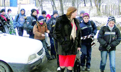 Inspectorul şcolar general  Florina  Stoian i a luat pe copii din congelatorul  în care învăţau şi i a dus la primărie jpeg
