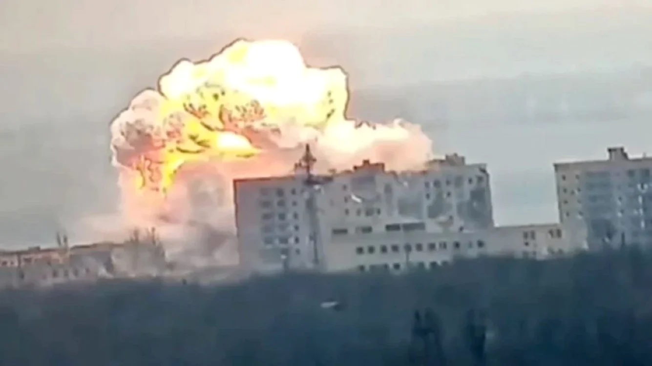 Explozie provocată de o bombă cu planare FAB-1500 FOTO via X/Nexta