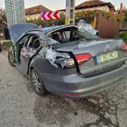 un container a cazut peste o masina jpg