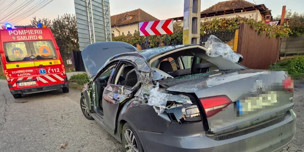 un container a cazut peste o masina jpg