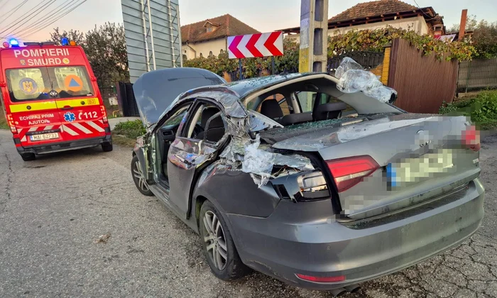 un container a cazut peste o masina jpg