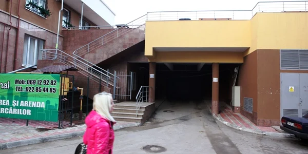Chiar şi locurile de parcare din capitală se vând cu greu