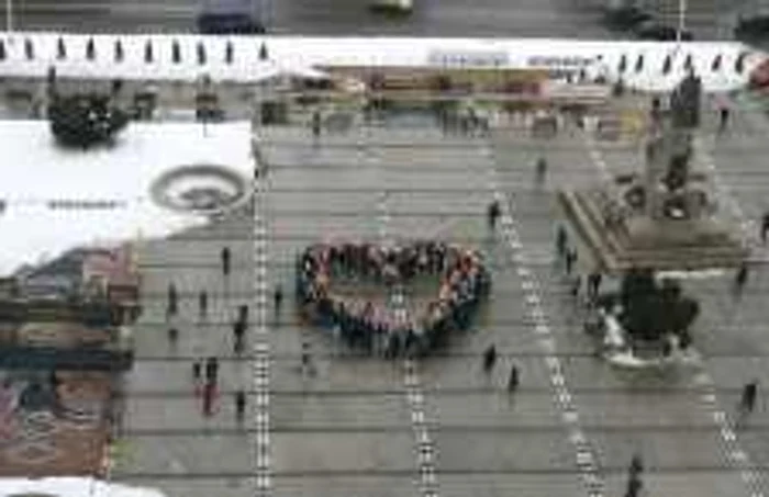 Inima-gigant din Piaţa Unirii surprinsă de la înălţime