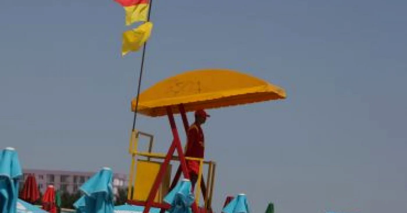 Constanţa: UPDATE Un bărbat a fost la un pas de înec pentru că a ignorat avertismentele salvamarilor