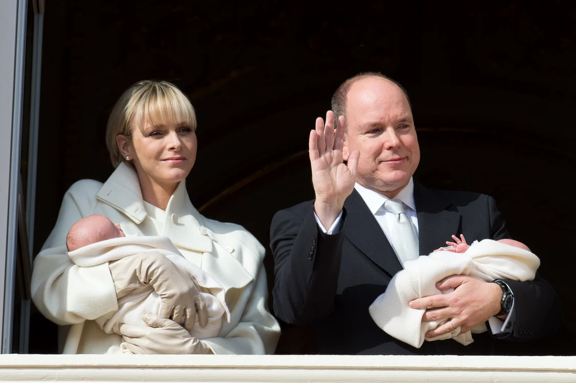 Prințul Albert al II-lea de Monaco și Prințesa Charlene și-au prezentat gemenii de la balconul Palatului în 7 ianuarie 2015