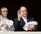Prințul Albert al II lea de Monaco și Prințesa Charlene și au prezentat gemenii de la balconul Palatului în 7 ianuarie 2015 jpeg