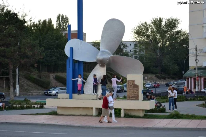 Monumentul care aminteşte despre elicele fabricate la Galaţi FOTO C. Crângan