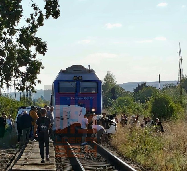 Tragedie cumplită în Galați: patru oameni au murit, printre ei un copil, după ce un tren de călători a lovit o autoutilitară