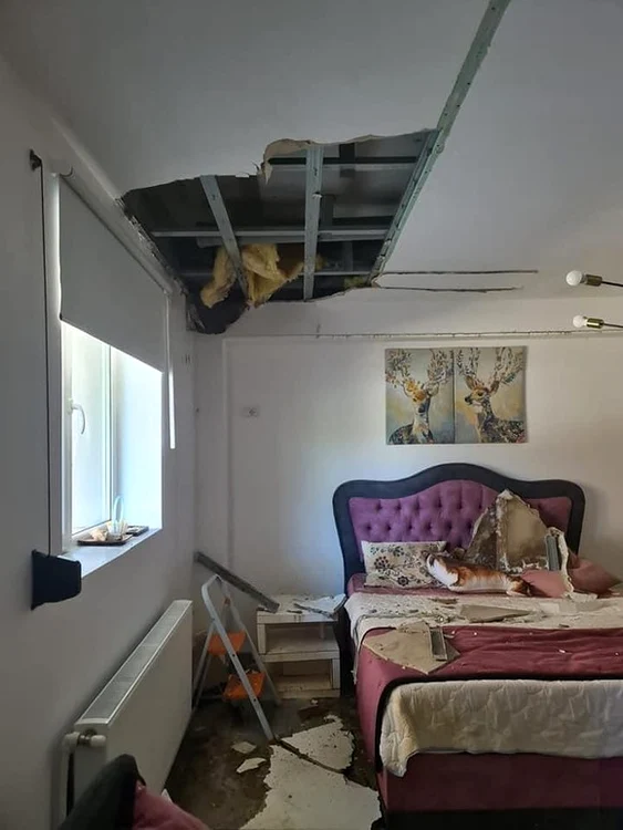 
    Țevile s-au spart, iar tavanul din rigips a căzut bucată cu bucatăfoto: arhiva personală/Facebook  