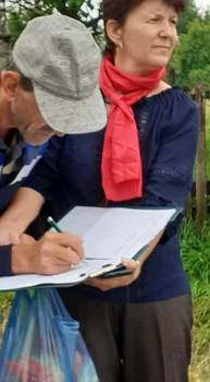 Campanie de semnături strânse de PSD în satul Zmeurătu - Stoeneşti din Vâlcea în pandemie fără distanţare socială - 19 iulie Foto Dorina Gheorghe