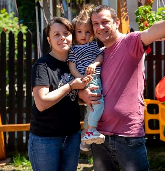 Cu soțul și copilul, pe când era bine, fericită