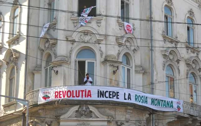 Simpatizanţii campaniei „Salvaţi Roşia Montană“ au ocupat, în urmă cu câteva luni bune, Hotelul Conti, unul dintre simbolurile Clujului, pentru a arăta că se opun vehement proiectului minier de la Roşia Montană FOTO: Florina Pop