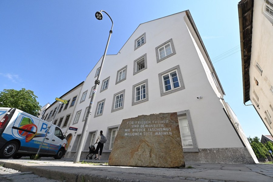 Descoperirea făcută de o fetiță în orașul natal al lui Hitler. Rămășițele a cel puțin 120 de tineri au fost găsite în nouă gropi comune