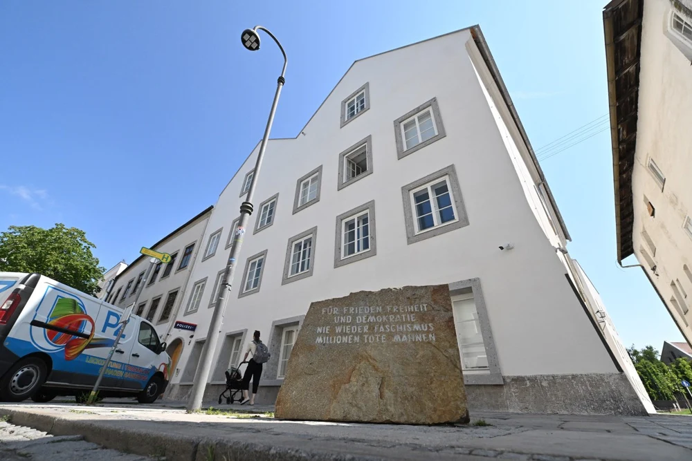 Descoperirea făcută de o fetiță în orașul natal al lui Hitler. Rămășițele a cel puțin 120 de tineri au fost găsite în nouă gropi comune