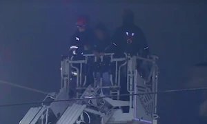 individ coborat de pompieri de pe gara de nord foto captura video protv png